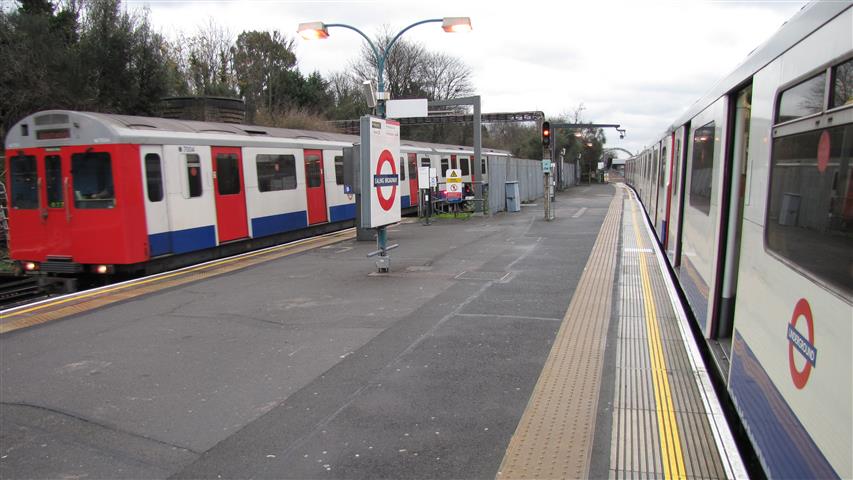 7004 arrives as 7520 (country end) waits.